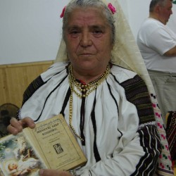 a 70 éves Anna néni Csángóföldrõl